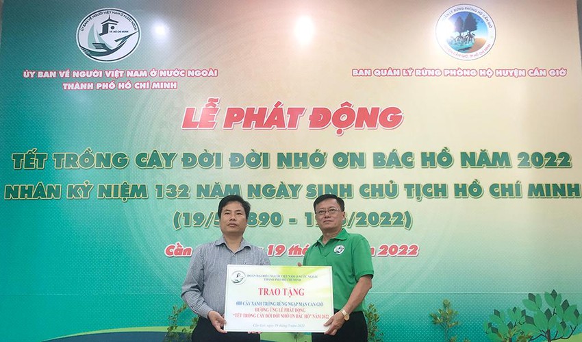 Đại diện Ủy ban về người Việt Nam tại nước ngoài TP.HCM trao biểu trưng 600 cây xanh cho BQL rừng phòng hộ huyện Cần Giờ.