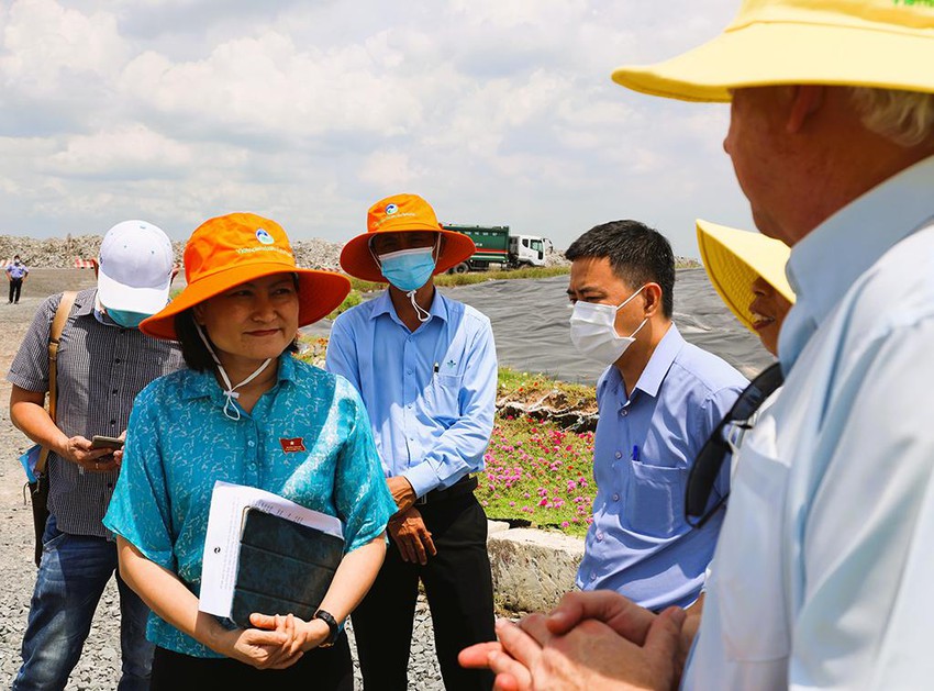 Các thành viên Ban Đô thị HĐND TP.HCM tham quan trên đỉnh rác trong Khu Liên hợp Xử lý Chất thải Đa Phước