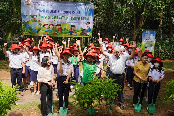 Thầy cô cùng các em học sinh tham gia trồng cây cây xanh tại VWS