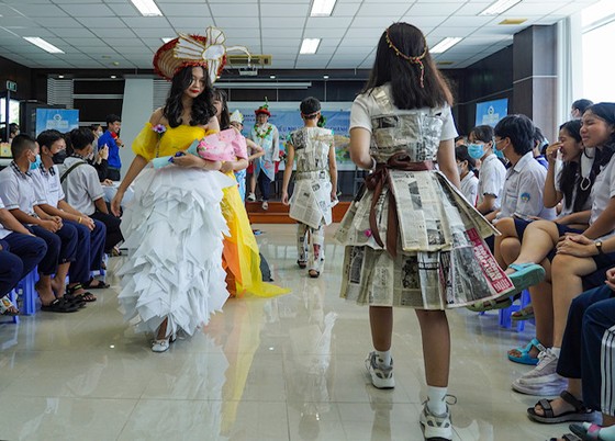 Các em tham gia hội thi thiết kế thời trang từ những vật dụng phế thải