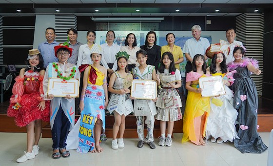 Thầy cô cùng lãnh đạo VWS chụp ảnh cùng các đội thi đoạt giải trong hội thi thiết kế thời trang từ những vật dụng phế thải