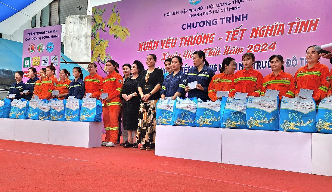 VWS tặng quà Tết cho nữ công nhân môi trường đô thị