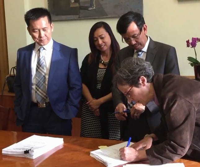 David Dương liên tiếp đón tin vui 3 ANH 1 Dai dien CWS va Thanh pho Oakland trong buoi ky ket hop dong UEGV.jpg