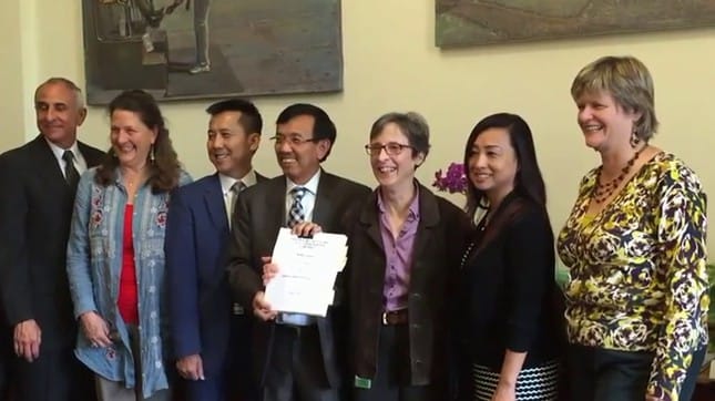 David Dương liên tiếp đón tin vui 4 ANH 2 ong david duong vui mung khi hop dong hoan tat MKHI.jpg