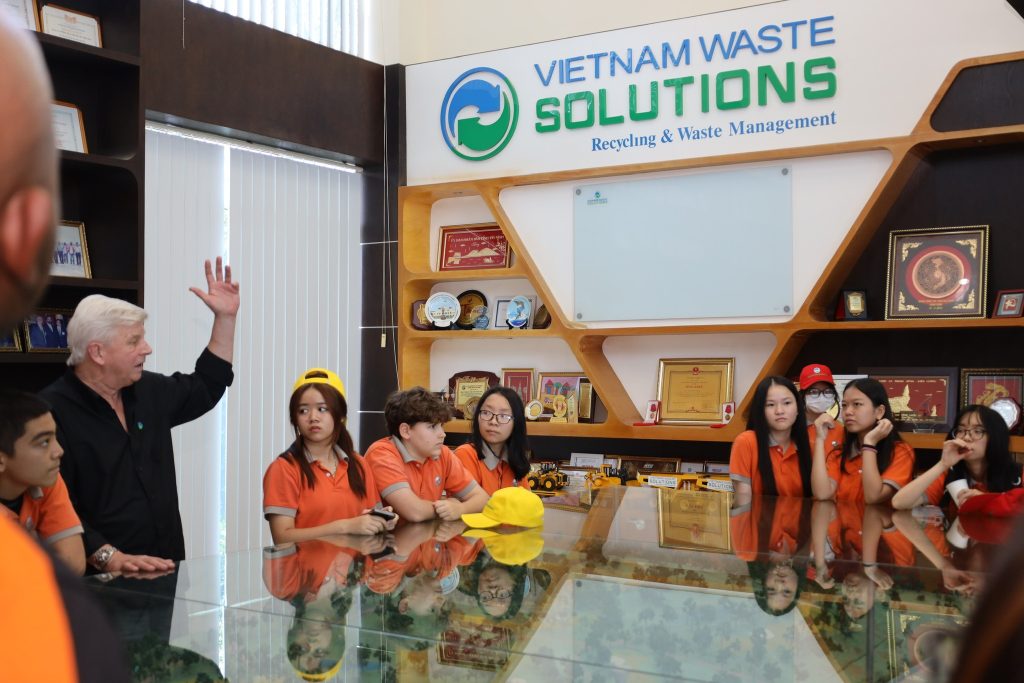Học sinh Trường Quốc tế Singapore (SIS) tham quan công nghệ xử lý chất thải hiện đại tại VWS 3 509428934 1113795507442908 339236300691711138 n