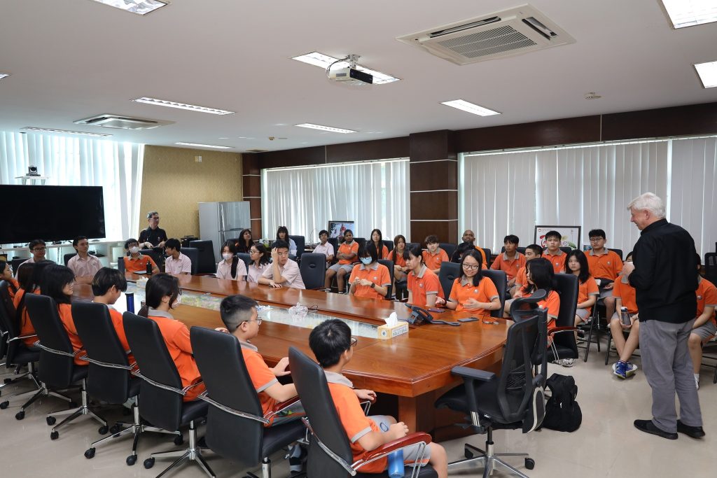 Học sinh Trường Quốc tế Singapore (SIS) tham quan công nghệ xử lý chất thải hiện đại tại VWS 6 509434000 1113795410776251 4996714888010953717 n