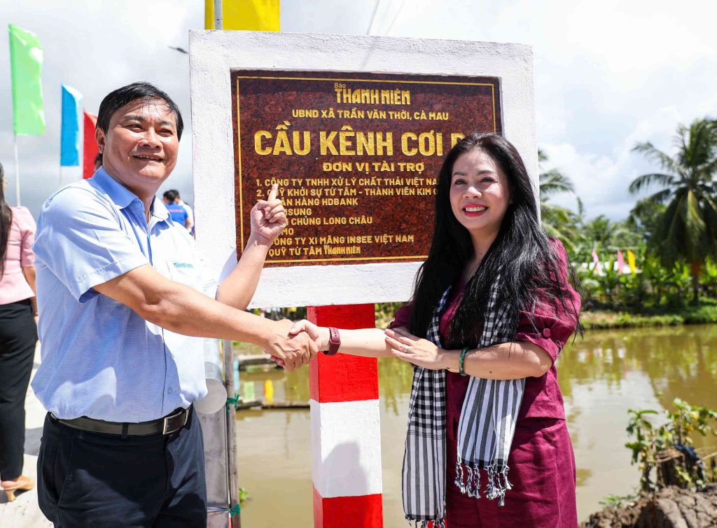 Dai dien Cong ty VWS cung TBT Bao Thanh Nien chuc mung khanh thanh Cau Kenh Coi Ba 1