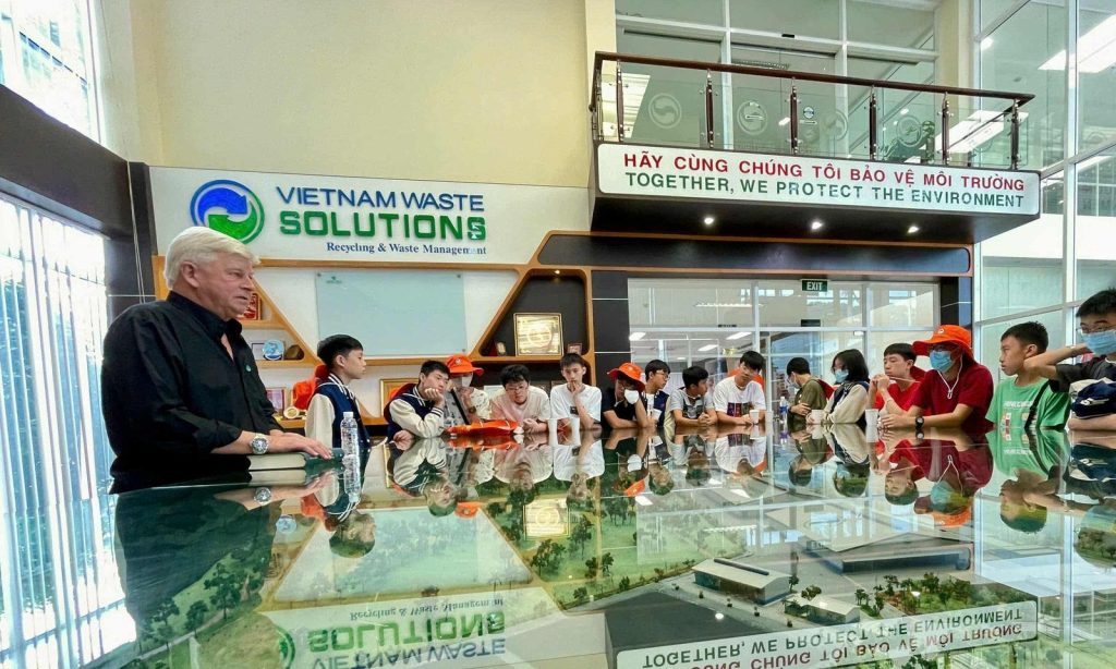 Học sinh, sinh viên thích thú với hành trình “tái sinh” của rác thải tại VWS 2 tai sinh 4 voh 203011