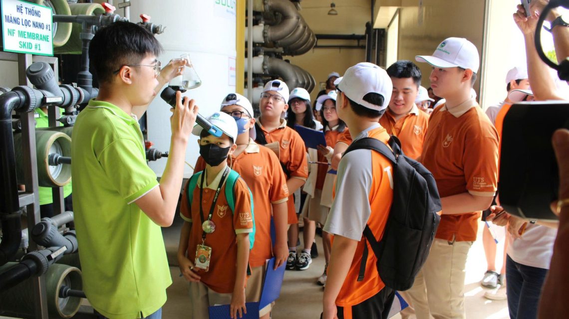 hoc sinh Truong Quoc te Nam My tham quan mo hinh xu ly rac