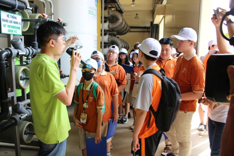 hoc sinh Truong Quoc te Nam My tham quan mo hinh xu ly rac